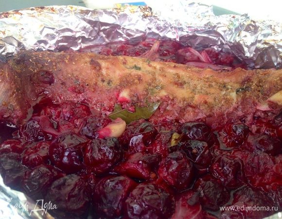 Через 1 час фольгу аккуратно открываем и такой лодочке из фольги ставим еще раз в духовку на 30-40 мин для запекания медовой корочки. Можно перед тем как снова ставить на 30 мин еще раз смазать мясо сверху медом.