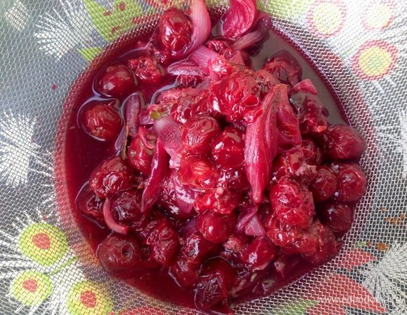 Мясо готово! Мы его вынимаем, выкладываем на блюдо, а сок из фольги аккуратно выливаем в дуршлаг. Обязательно протираем все через дуршлаг, а не просто процеживаем, тогда соус будет насыщенным и обалденно вкусным.