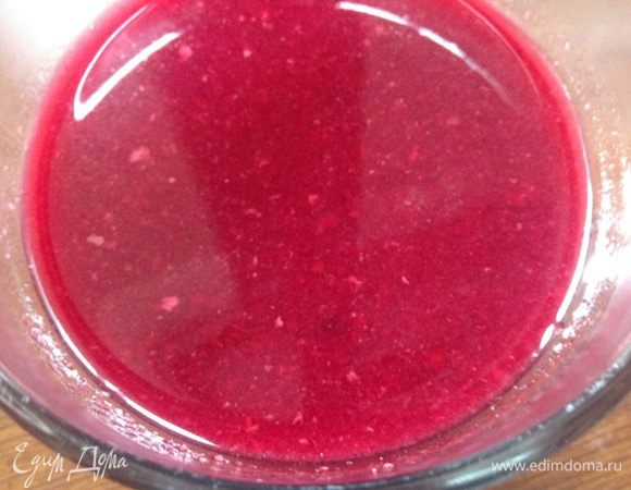 Вот такой красивый, яркий и вкуснейший соус у нас получился к этому мясу.