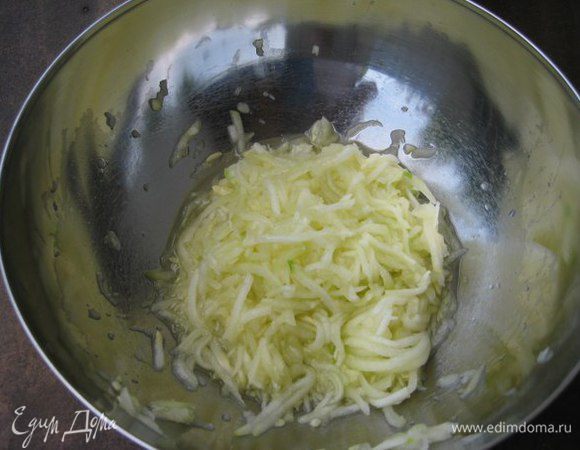 Кабачок натереть на крупной терке, присыпать щепоткой соли, перемешать, выложить на дуршлаг для стекания лишнего сока. Через 15 минут отжать.