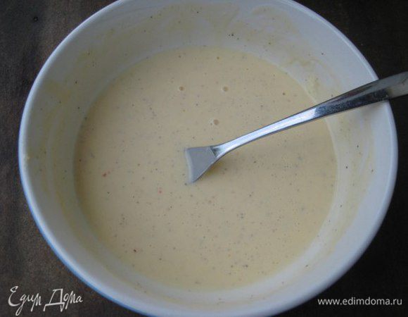 Козий сыр тщательно размять, смешать с яйцом, поперчить, добавить к кабачку. Всыпать муку, перемешать.