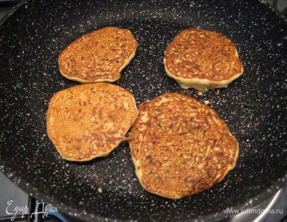 Кисточкой смазать сковороду оливковым маслом. Обжарить на среднем огне до зарумянивания. 