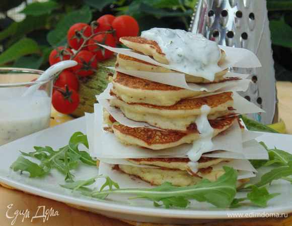 Соус: смешать йогурт с выдавленным чесноком, рубленной мятой, лимонным соком, посолить. Подавать с горячими оладьями.