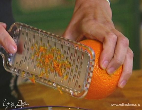 Цедру апельсина натереть на мелкой терке.