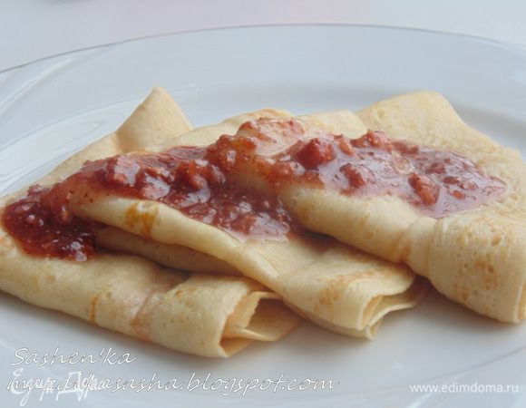 Далее в чашу блендера кладем землянику и сахар. У меня пропорции получились чуть больше чем 2 к 1, то есть на 400 гр. земляники ушло около 300 гр. сахара.
Пробиваете в блендере. Консистенцию выбирайте сами и разливаете по банкам. Замечательно хранится в холодильнике вплоть до нового урожая земляники, если, конечно, раньше не кончится:)