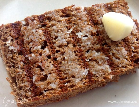 Хлеб поджарить в двустороннем гриле или на сухой сковороде, натереть чесноком и полить чуть оливковым маслом.