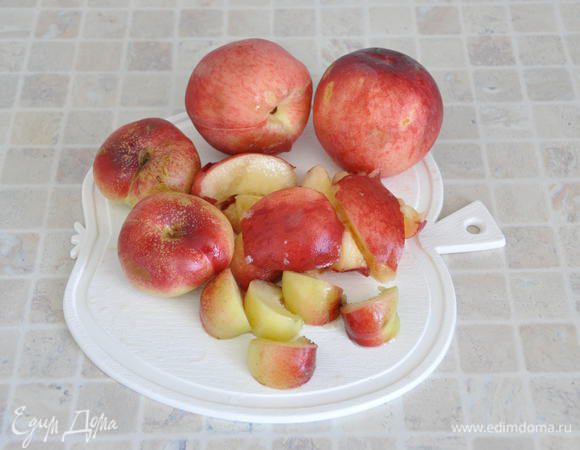 Помыть персики, освободить от косточек (в списке дан вес подготовленных персиков). Нарезать на крупные кусочки.