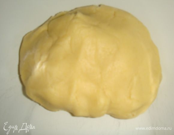 Нарезать маленькими кусочками холодное сливочное масло. К маслу добавить просеянную муку, яичный желток, молоко и сахарную пудру. Быстро руками замесить тесто, завернуть в пищевую пленку и положить в холодильник на два часа.