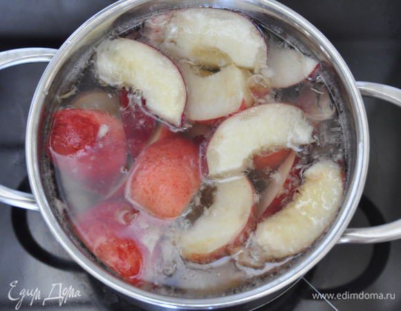 В кастрюлю налить воду, опустить кусочки персиков, добавить сахар (количество сахара зависит от сладости персиков, я положила ¾ стакана и лимонад получился по сладости в самый раз). Довести до кипения, перемешать, уменьшить огонь и варить в течение 3 минут.