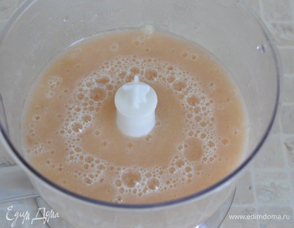 Немного остудить, переложить персиковую мякоть в блендер и взбить до гладкого пюре. У меня были розовые персики и сначала цвет получился не очень симпатичный... Полностью охладить пюре.