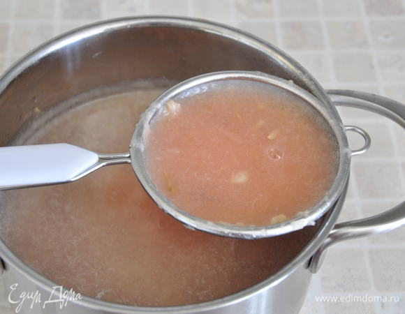 Процедить пюре через сито обратно в кастрюлю. Хорошо охладить.