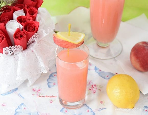 Подавать с кусочком персика и лимона и льдом (по желанию). Угощайтесь!