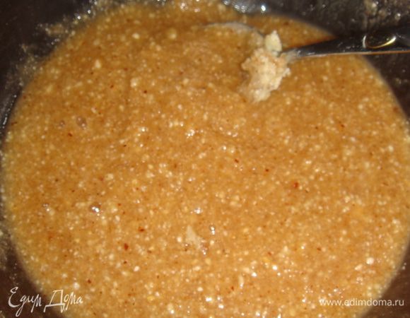 Для приготовления ореховой начинки: смолоть орехи (орехи можно взять любые какие вы любите), смешать с сахаром, яичным белком, корицей и ромом (ром можно заменить коньяком).