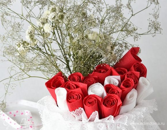 Посмотрите, как легко из обычных бумажных салфеток можно добиться эффекта розовых бутонов. Вот так просто можно украсить стол для пикника или домашнего праздника. Также удобно по одной вытягивать салфетки для пользования.