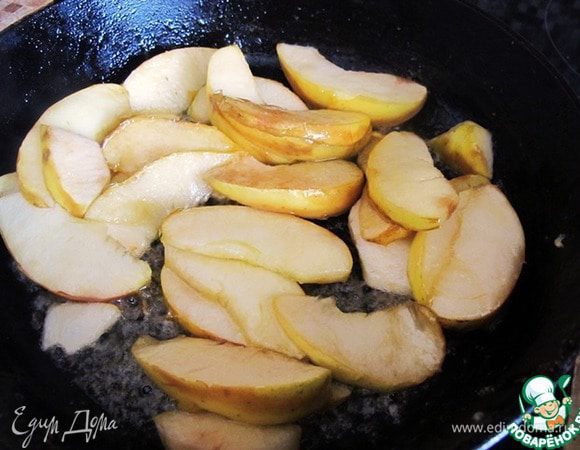 Растопить на сковороде 50 г сливочного масла, выложить яблоки, засыпать сахаром и слегка обжарить на небольшом огне до карамелизации.