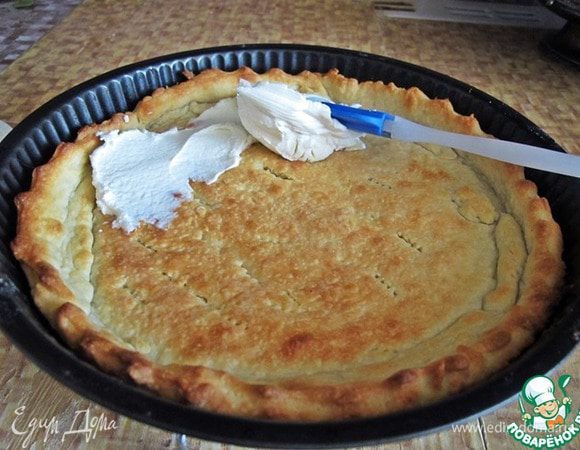 На корж выложить сливочный сыр.