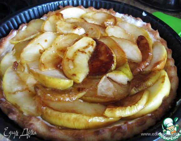 Поверх него выложить карамелизированные яблоки.