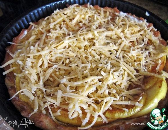 Натереть полутвердый сыр и выложить сверху.