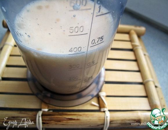 Готовим омлетную смесь. Яйцо нужно взбить с 2 ст. л. молока и сахара. При правильном взбивании смесь увеличивается почти в 4 раза.