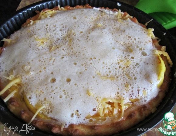 Заливаем пирог омлетной массой.