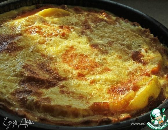 Запекаем пирог 5–8 минут при температуре 180°C до зарумянивания.