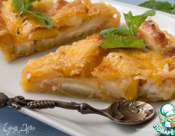 Готовый пирог украшаем мятой и ягодами.