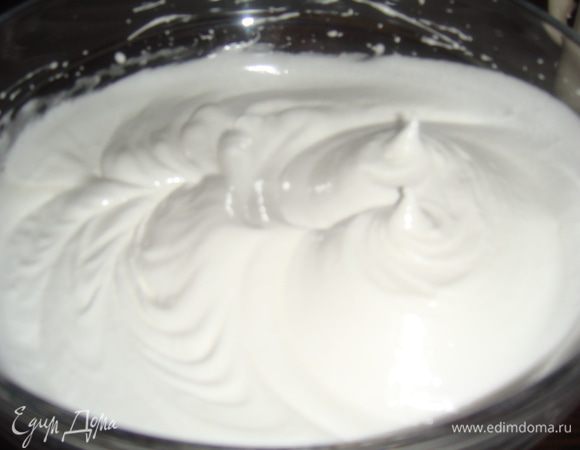 Для безе взбить белки с сахаром до устойчивой пены.