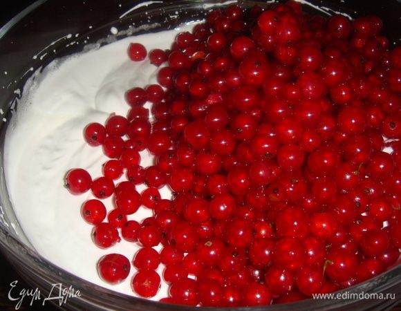 Ягоды вымыть, обсушить и добавить к белкам. Аккуратно перемешать.