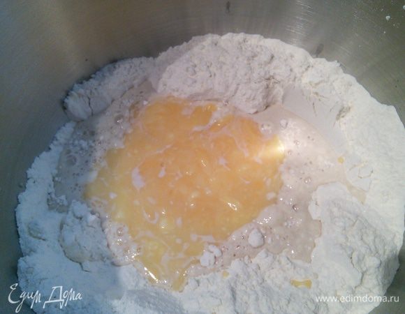 В чашу комбайна просейте муку, добавьте сахар, ванильный сахар, щепотку соли. Разведите дрожжи тёплым молоком. Масло и желтки выньте заранее, они должны быть комнатной температуры. В муку введите дрожжи, масло и желтки и замесите мягкое, эластичное тесто.
