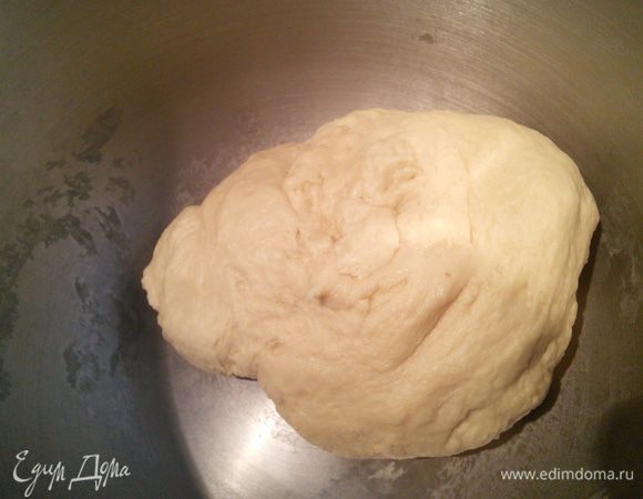 Чашу комбайна накройте пленкой и поставьте тесто на час в теплое место на расстойку.