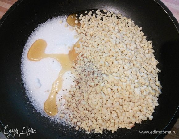 В это время займемся начинкой: для этого в сковороде соедините сахар, мёд и миндаль, помешивая карамелизируйте миндаль. 