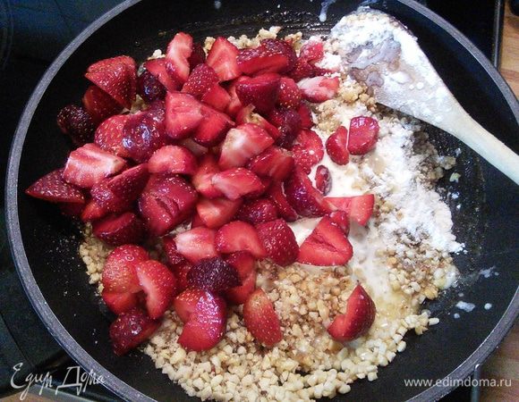 Добавьте столовую ложку муки 50 миллилитров сливок, размешайте и добавьте  вымытую и порезанный на кусочки клубнику. Дайте начинке закипеть и снимите с огня. 