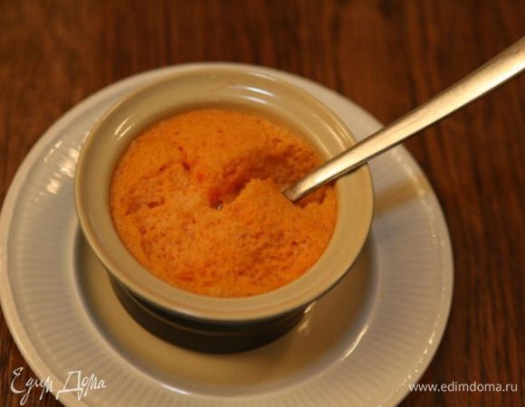 Выпекать в разогретой духовке 20–25 минут, пока суфле слегка не осядет и не пропечется. Подавать теплым.