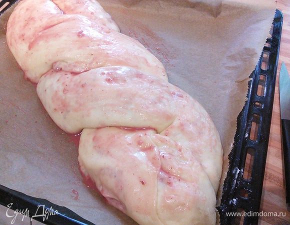 Оба рулета переплетите между собой и выложите на противень застеленный пекарской бумагой, накройте плёнкой и  поставьте на 20 минут в теплое место  отдохнуть. Перед выпечкой смажьте оставшимися сливками. Выпекается рулет при температуре 180 градусов в заранее разогретой духовке около 30 минут. 