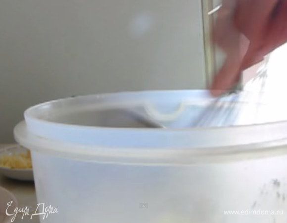 Смешать все ингредиенты, добавить 2ст.л растительного масла и перемешать.