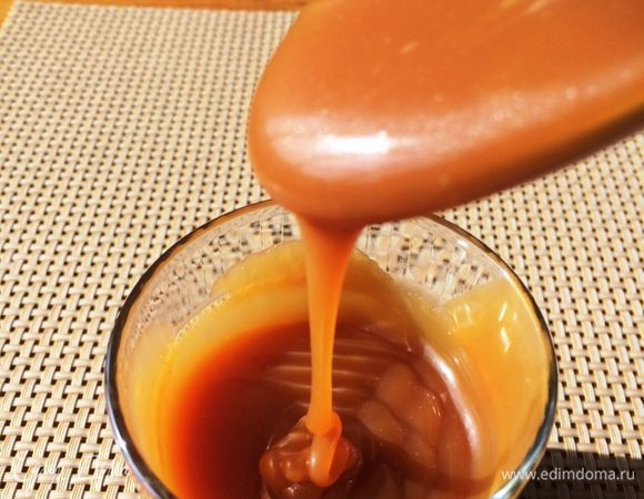 Утром достаем творожник из холодильника и украшаем по своему желанию.
Я решила полить свой творожник соленой карамелью, которую приготовила по рецепту Ирины (burro.salvia) http://www.edimdoma.ru/retsepty/63583-domashnyaya-solenaya-karamel, за что ей огромная благодарность. 
