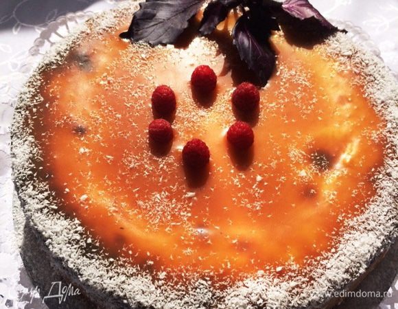 Готовый творожник я еще обсыпала по бокам кокосом.