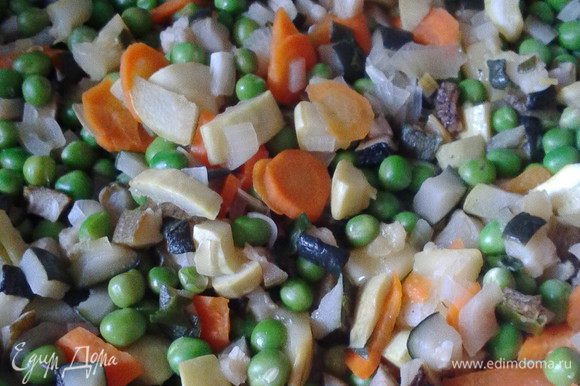Все овощи помещаем на сухую (!) сковороду (кабачки и лук кубиком, морковь кружочками, горошек очищен от "футляра") на средний огонь, готовим под крышкой почти до мягкости.