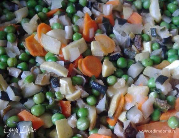 Все овощи помещаем на сухую (!) сковороду (кабачки и лук кубиком, морковь кружочками, горошек очищен от "футляра") на средний огонь, готовим под крышкой почти до мягкости.