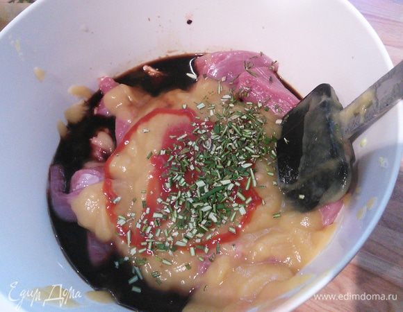 Первым делом маринуем мясо: мякоть отделим от кости,  удалим кожу, мясо нарежем на небольшие кусочки и соединим яблочным пюре,  кетчупом и остальными специями.  Пожеланию можно добавить чеснок. Мясо оставим мариноваться при комнатной температуре в течение нескольких часов. 