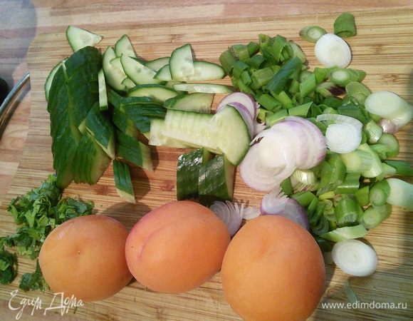 Зеленый лук нарезать кольцами, огурец нарезать тонкими четверть кольцами,  абрикосы также нарезать на тонкие скидки. Порубить петрушку и мяту. 