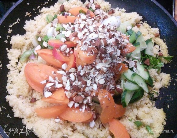 Подготовительные работы закончены, приступаем непосредственно к салату с кус-кусом. Для этого  закипеть 400 мл бульона, всыпать кус-кус,  снять с огня,  накрыть крышкой и дать кус-кусу 5 минут настояться (на упаковке с кус-кусом есть руководство к применению - следуйте ему, у меня это 5 мин). Когда кус-кус настояться, разрыхлите его вилкой,  затем влейте оливковое масло и перемешайте. 