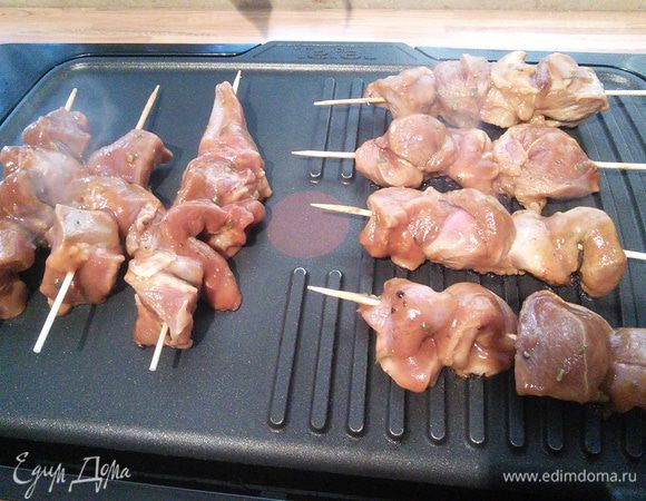Замаринованное мясо нанизывайте на шпажки, выложите на гриль или на сковородку. Обжарьте со всех сторон.  