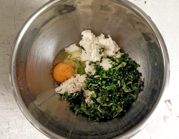 Смешиваем рикотту, яйцо, зелень, чеснок. Солим и перчим по вкусу.