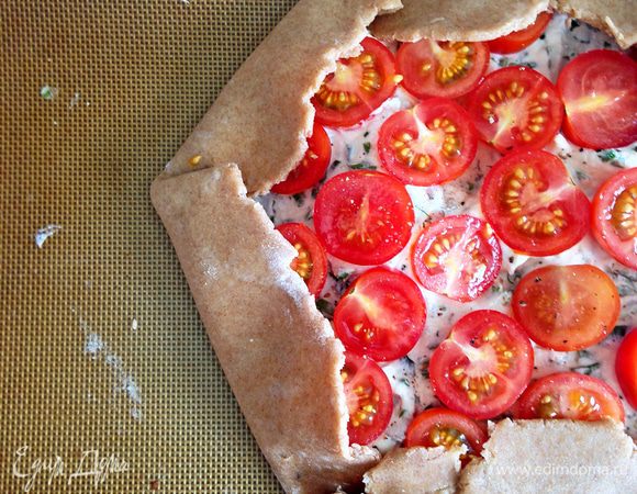 Заворачиваем края и отправляем выпекаться в разогретой до 190 С духовке на 40-50 мин.