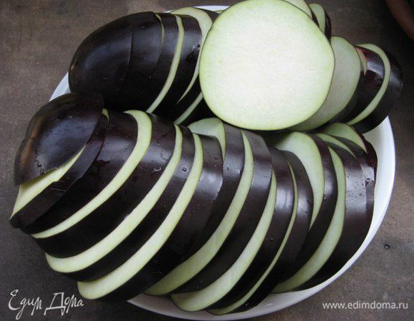 Баклажаны нарезать кружочками.