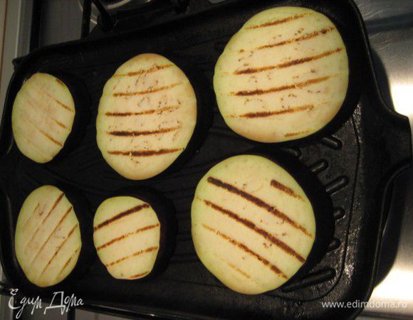 Обжарить на сковороде-гриль с двух сторон.