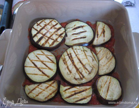 Духовку разогреть до 180 гр.
Форму для запекания смазать оливковым маслом, выложить пару ложек томатного соуса, выложить баклажаны в один слой, посолить, посыпать итальянскими травками, смазать томатным соусом, положить ломтики прошутто, посыпать тертым пармезаном.
Если томатный соус кислый, добавить щепотку сахара.