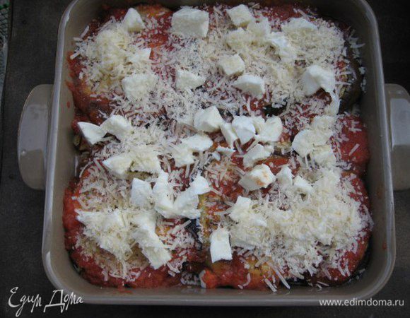 Последний слой: баклажаны-соус-пармезан-моцарелла кубиками.