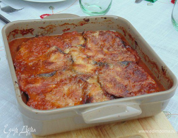 Выпекать 30 минут до румяного цвета. 
Подавать, разрезав на порционные кусочки по принципу лазаньи.